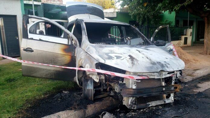 Auto incendiado en Barrio San Martín
