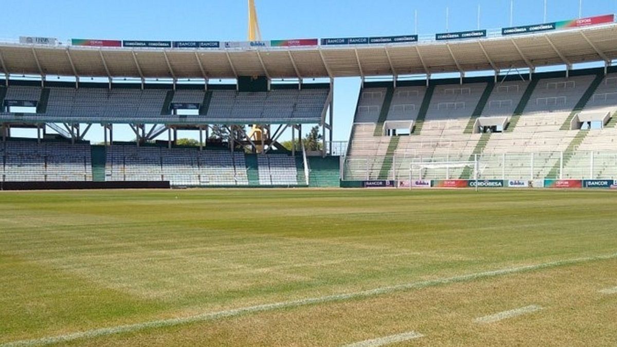 Césped amarillo en el Kempes