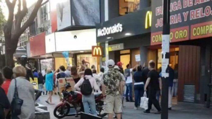 Ataque antivacunas a un McDonald's en Quilmes