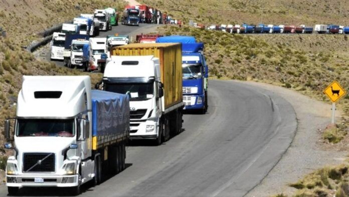 Camiones en el paso fronterizo de Uspallata