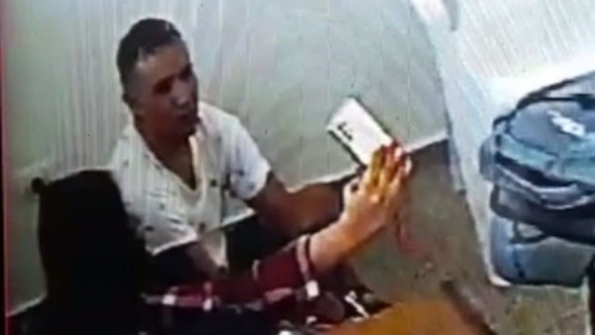 Jueza besando a preso