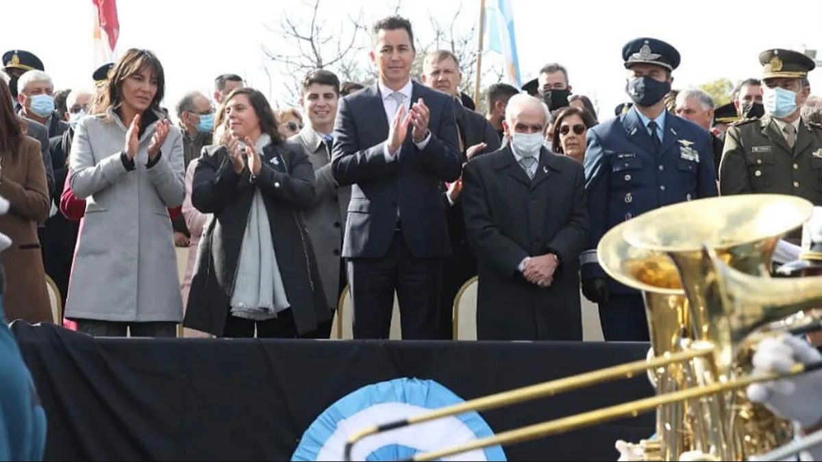 Manuel Calvo preside el acto del Día de la Bandera en Monte Cristo
