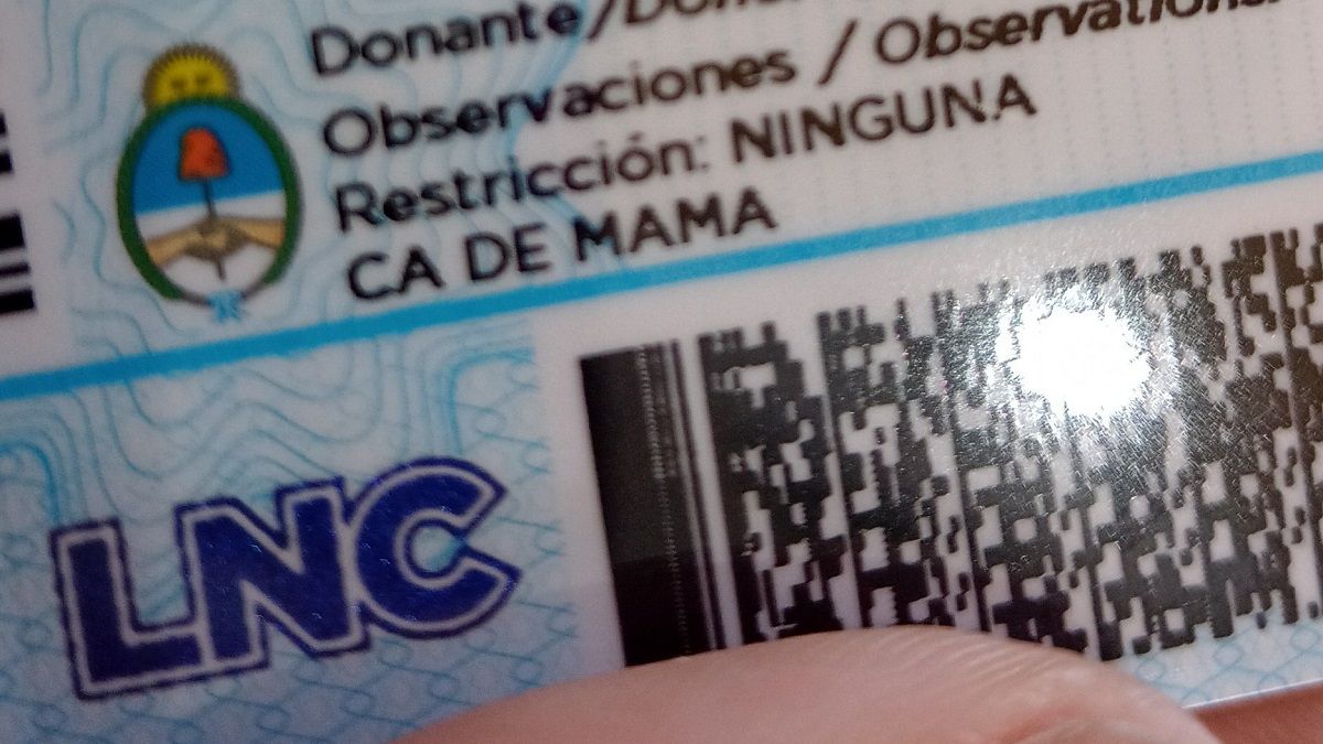 Carnet de conducir con la leyenda 'cáncer de mama'