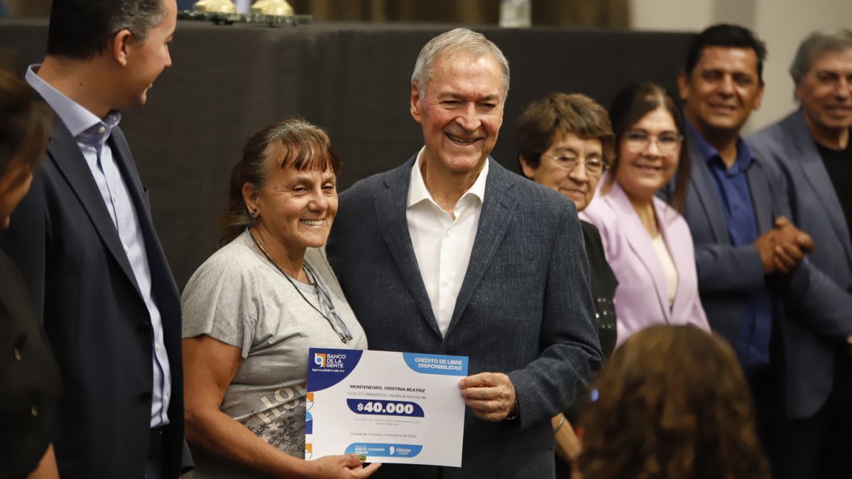 Juan Schiaretti entrega créditos del Banco de la Gente