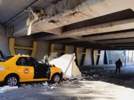 taxi destruido sobre la Costanera