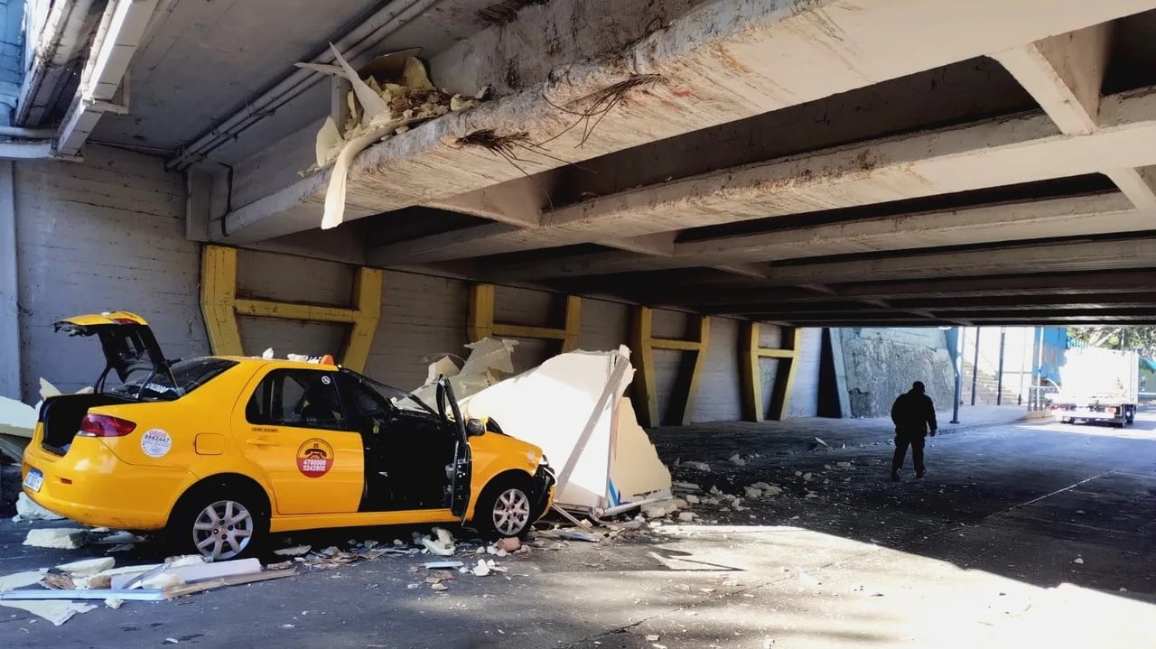 taxi destruido sobre la Costanera