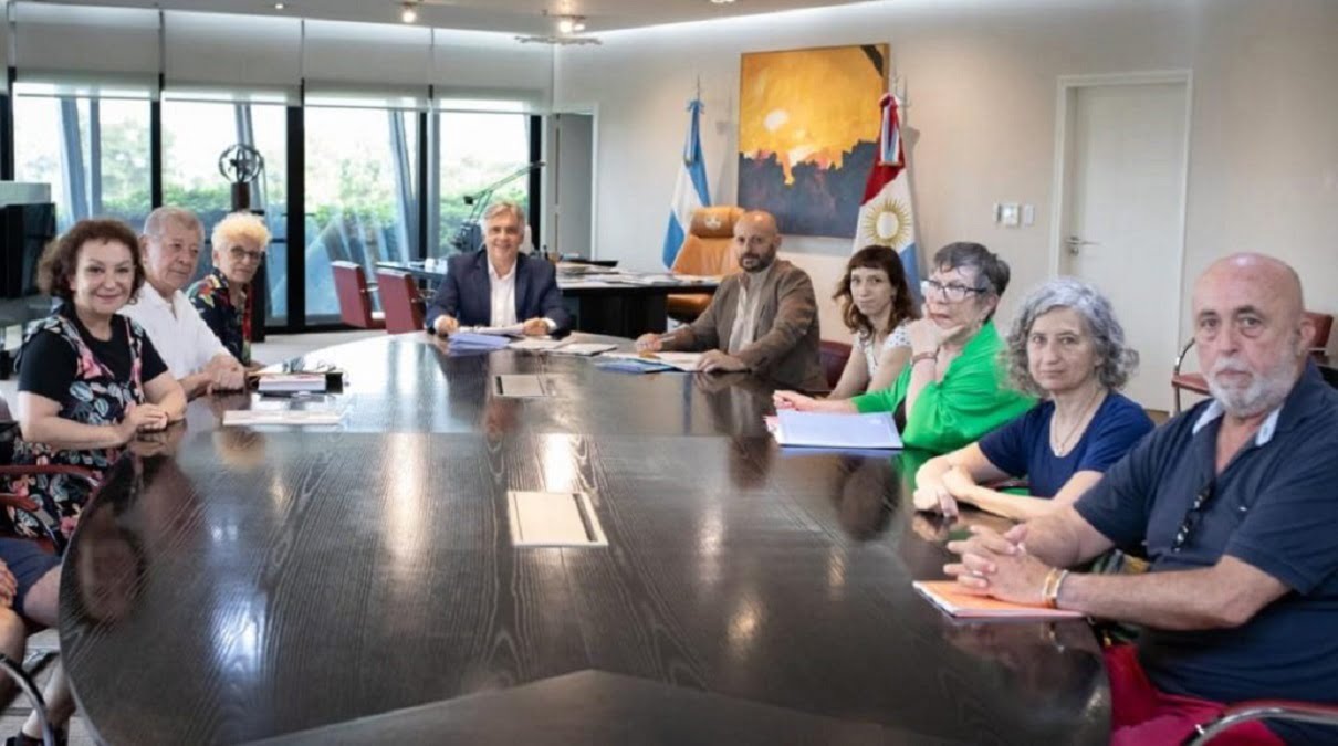 Martín Llaryora y representantes de la cultura