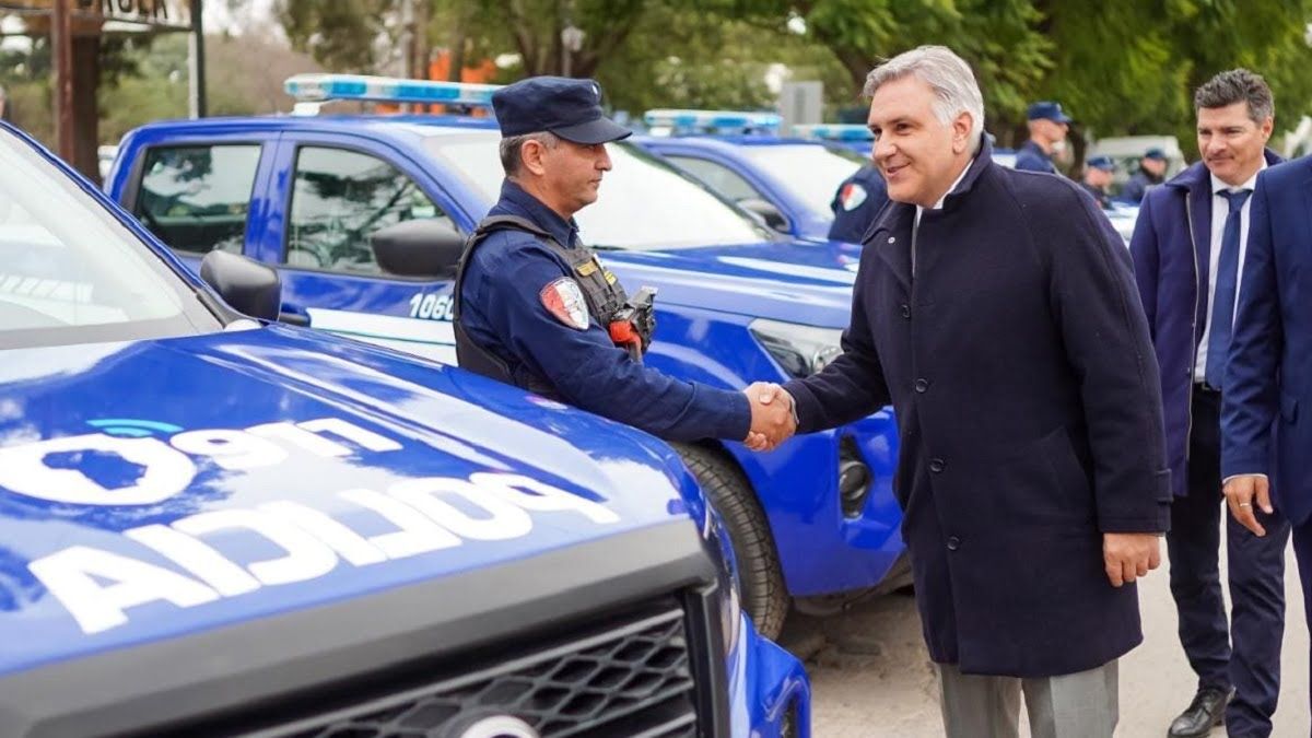 Entrega de camionetas a la Policía