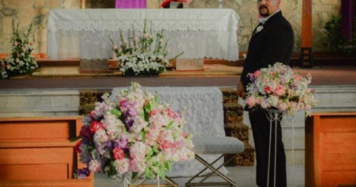 Una novia tardaba mucho en llegar al altar y el sacerdote comenzó el casamiento solo con el novio