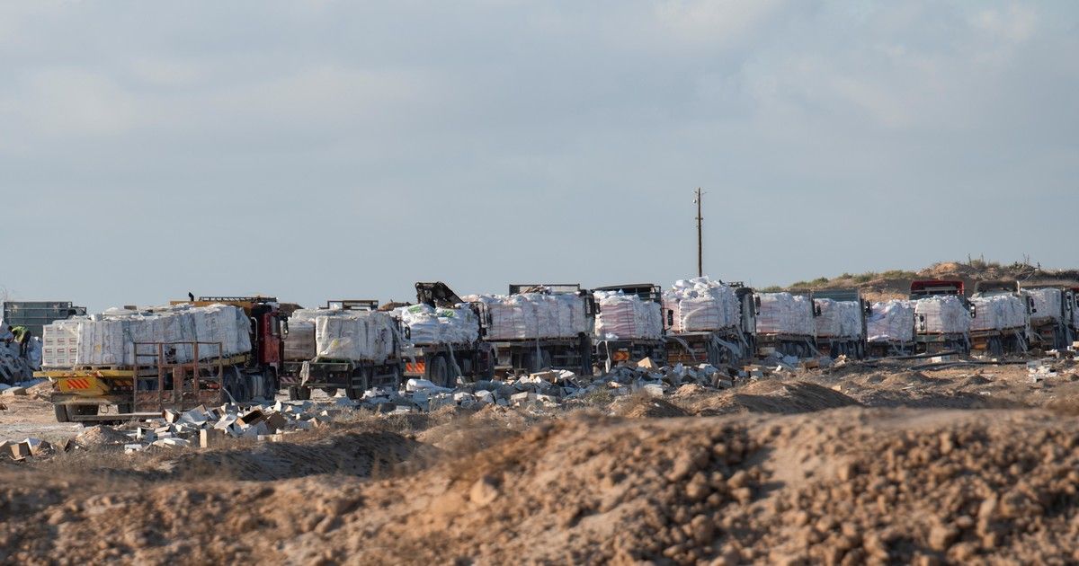 Cientos de camiones con ayuda entran a Gaza y crece la expectativa por la liberación de los rehenes