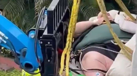 Bomberos usan una grúa para rescatar a un hombre de 270 kilos en EE.UU. (VIDEO)