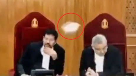 VIDEO: Abogado "guiado por una fuerza divina" tira zapato al presidente del Supremo de la India