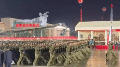 VIDEO: Militares coreanos que participaron en la liberación de Kursk desfilan en Pionyang