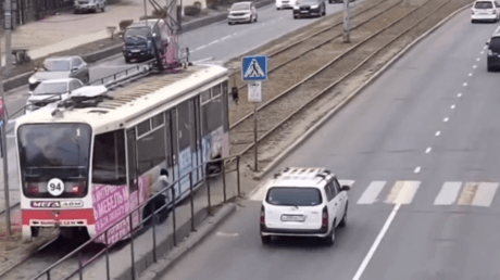 VIDEO: Un borracho cae debajo de un tranvía en marcha y lo que ocurre no es de este mundo