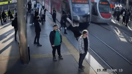Joven con audífonos a punto de ser arrollada por un tranvía (VIDEO)