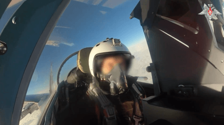 VIDEO: Así transcurre el patrullaje nocturno de cazas que cubren operaciones de las fuerzas rusas