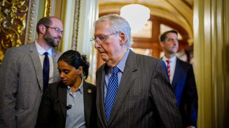 VIDEO: Mitch McConnell sufre una aparatosa caída en el Senado de EE.UU.