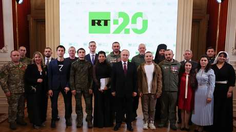 VIDEO: Putin saluda a héroes de la operación especial durante un acto en honor a RT