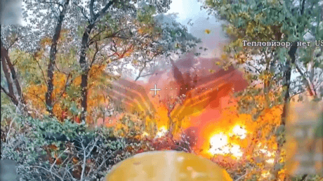 VIDEO: Drones rusos queman un tanque ucraniano en su refugio