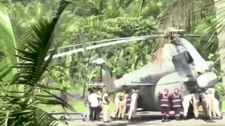 VIDEO: Helicóptero con la presidenta india 'se hunde' en plataforma de aterrizaje