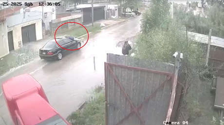 VIDEO: Embiste un auto estacionado, atropella su dueño y lo arrastra sobre el capot