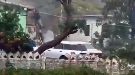 VIDEO: Huracán Melissa manda a volar a jamaicano junto con su techo