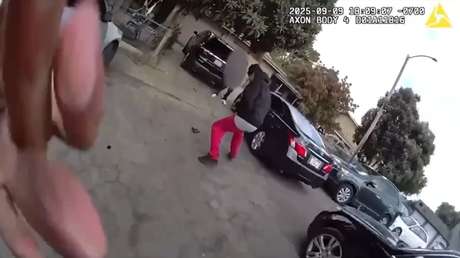IMPACTANTE VIDEO: Se le cae un arma de los pantalones y los policías le disparan 14 veces