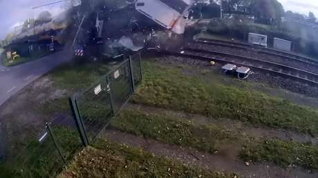VIDEO IMPACTANTE muestra cómo un tren destruye un camión que cargaba peras