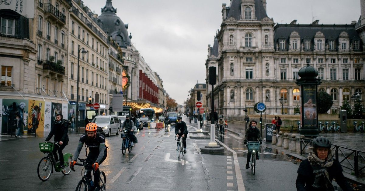 El caos de las bicicletas en París: ¿La guerra de la alcaldesa contra los autos está fuera de control?