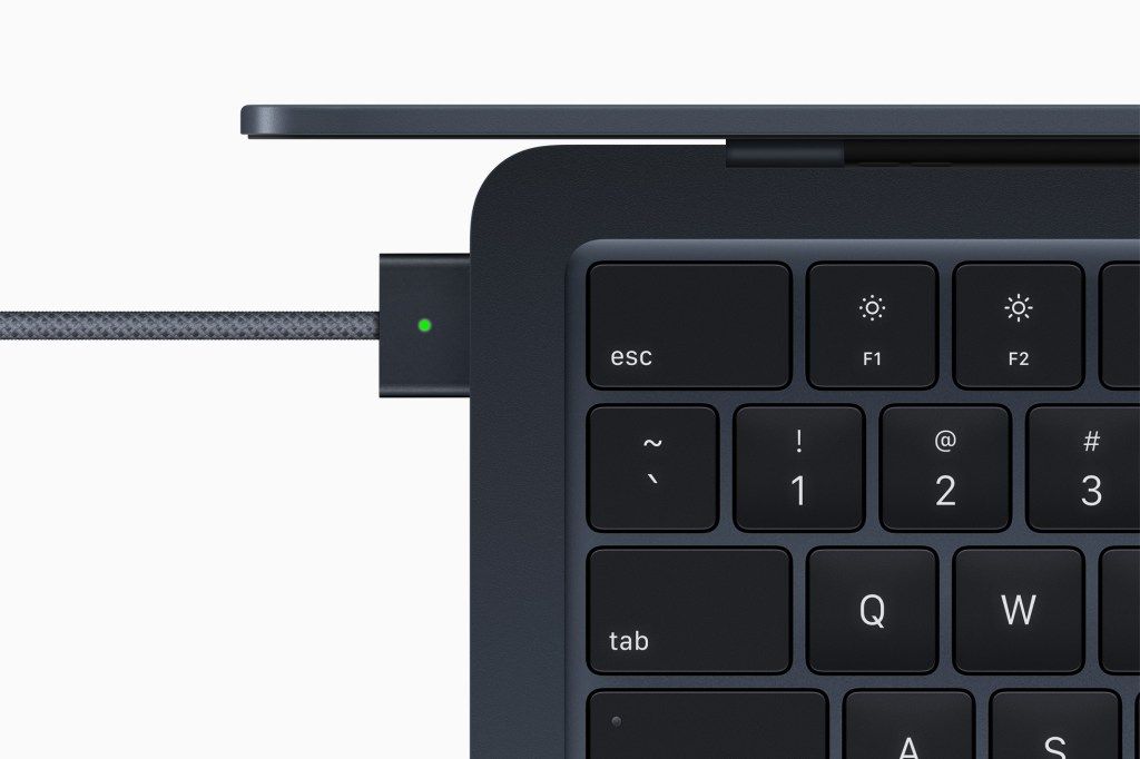 Qué dice exactamente la Unión Europea sobre que Apple tenga que incluir o no el cargador en los nuevos Mac