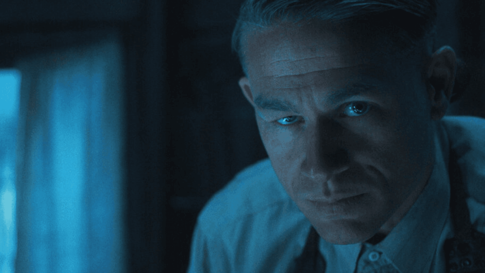 Los actores Chalie Hunnam y Ella Beatty en primer plano