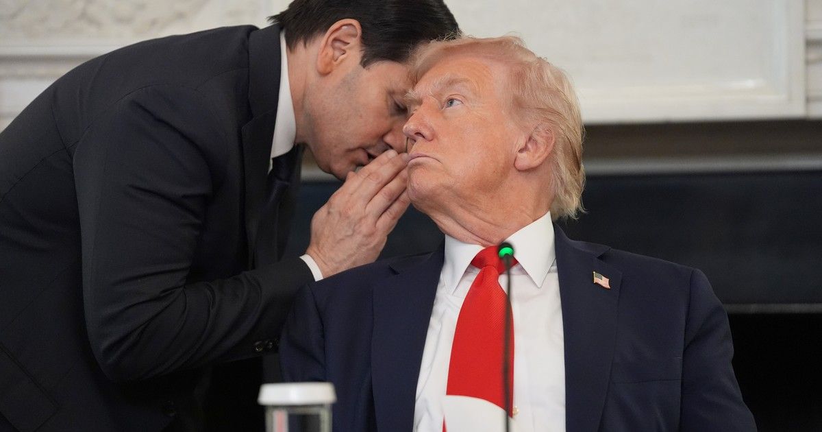 Mensaje al oído y una curiosa nota: el momento en que Marco Rubio le avisó a Trump el acuerdo entre Israel y Hamas