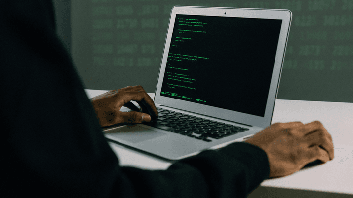 Un hacker trabajando en su ordenador