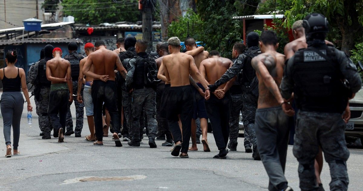 Escenas de guerra en Río de Janeiro: narcos y policías muertos en un megaoperativo en dos favelas