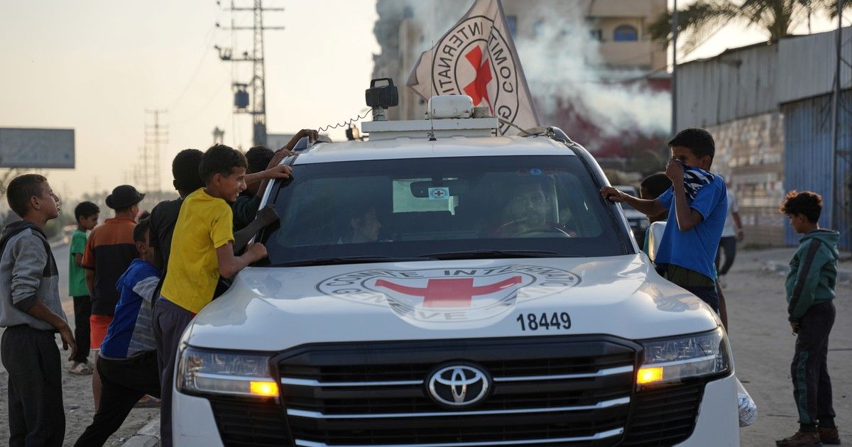 Israel devuelve los cuerpos de 30 palestinos tras la entrega de los restos de los rehenes Amiram Cooper y Sahar Baruch