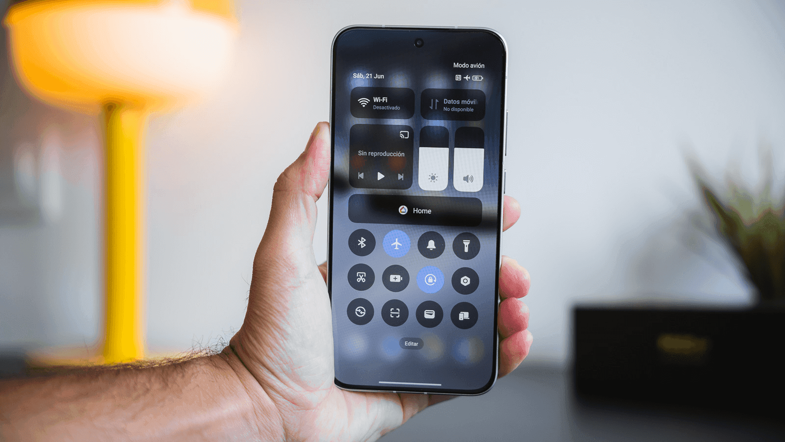 Un móvil Realme GT7 Pro con su cargador