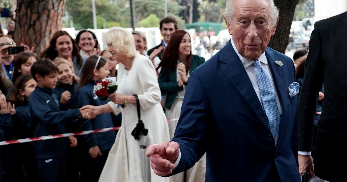El rey Carlos III une religiones mientras su familia se desmorona