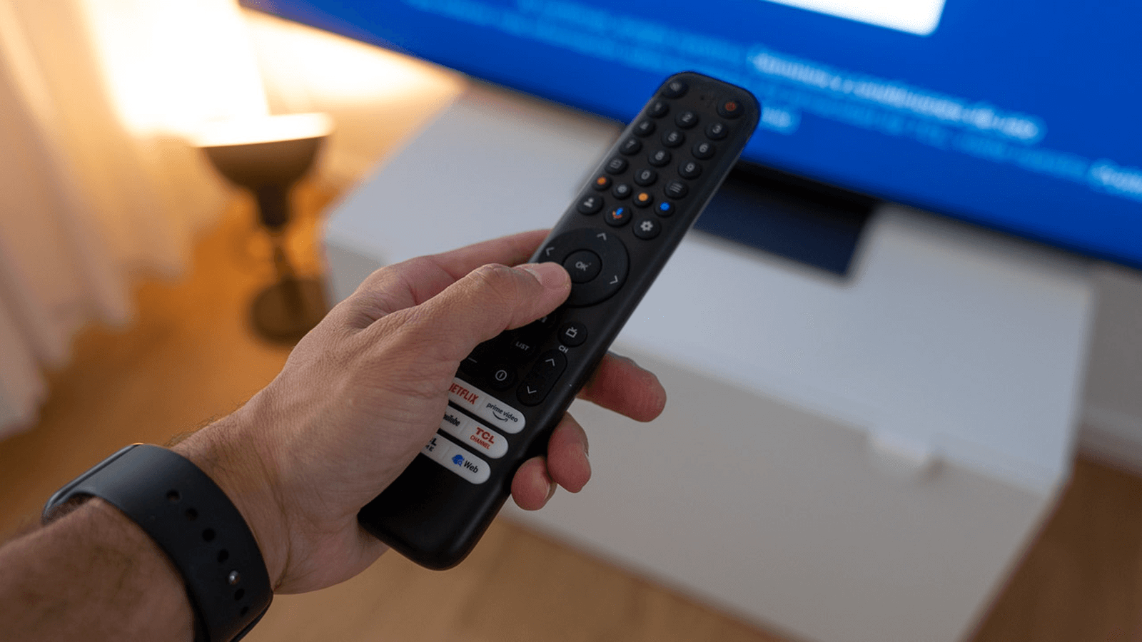 Regleta de enchufes con varios dispositivos conectados, ilustrando el riesgo de cortar la corriente de golpe a un televisor moderno