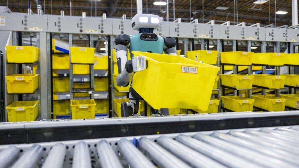 Digit, uno de los robots humanoides que implementó Amazon en sus almacenes