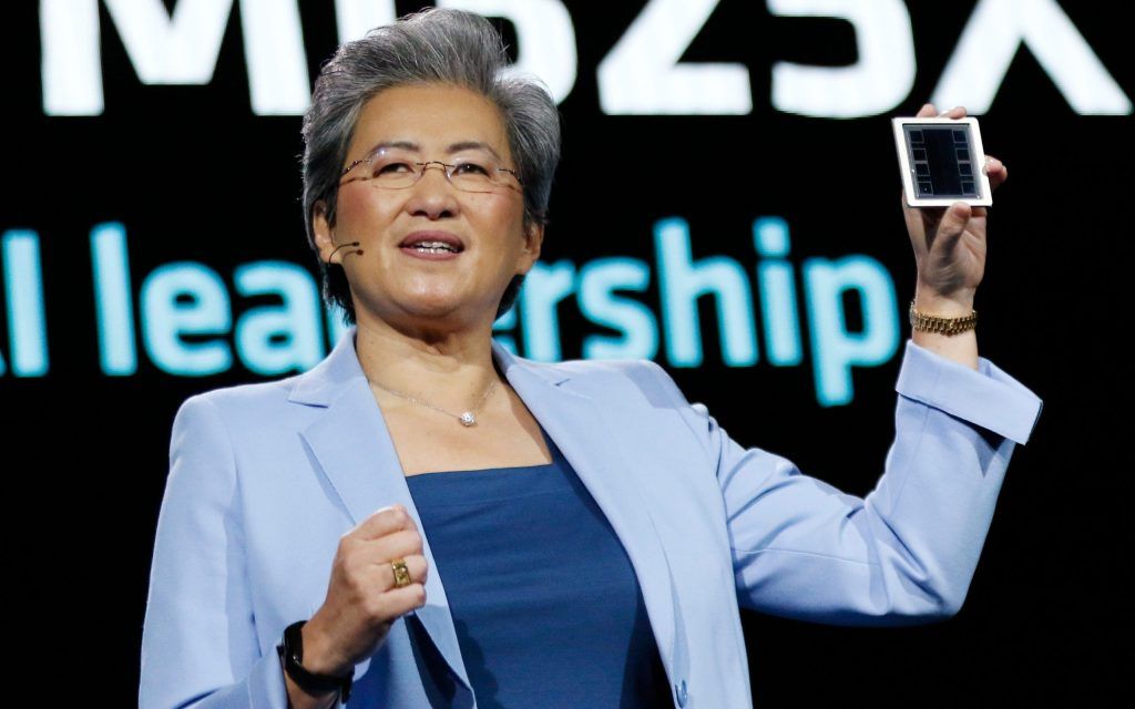 Lisa Su, directora general de AMD, muestra el Instinct MI325X, su nuevo chip de IA