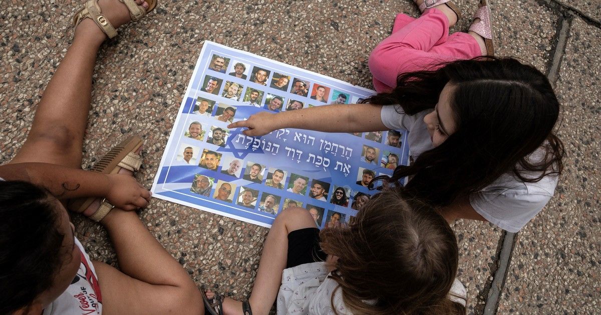 Lo que se sabe sobre los rehenes que quedan en Gaza