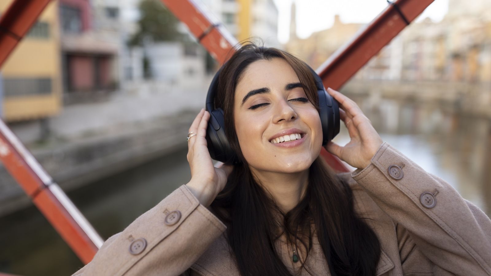 oven escuchando música en su smartphone con auriculares, ilustrando el acceso moderno a plataformas de streaming de audio