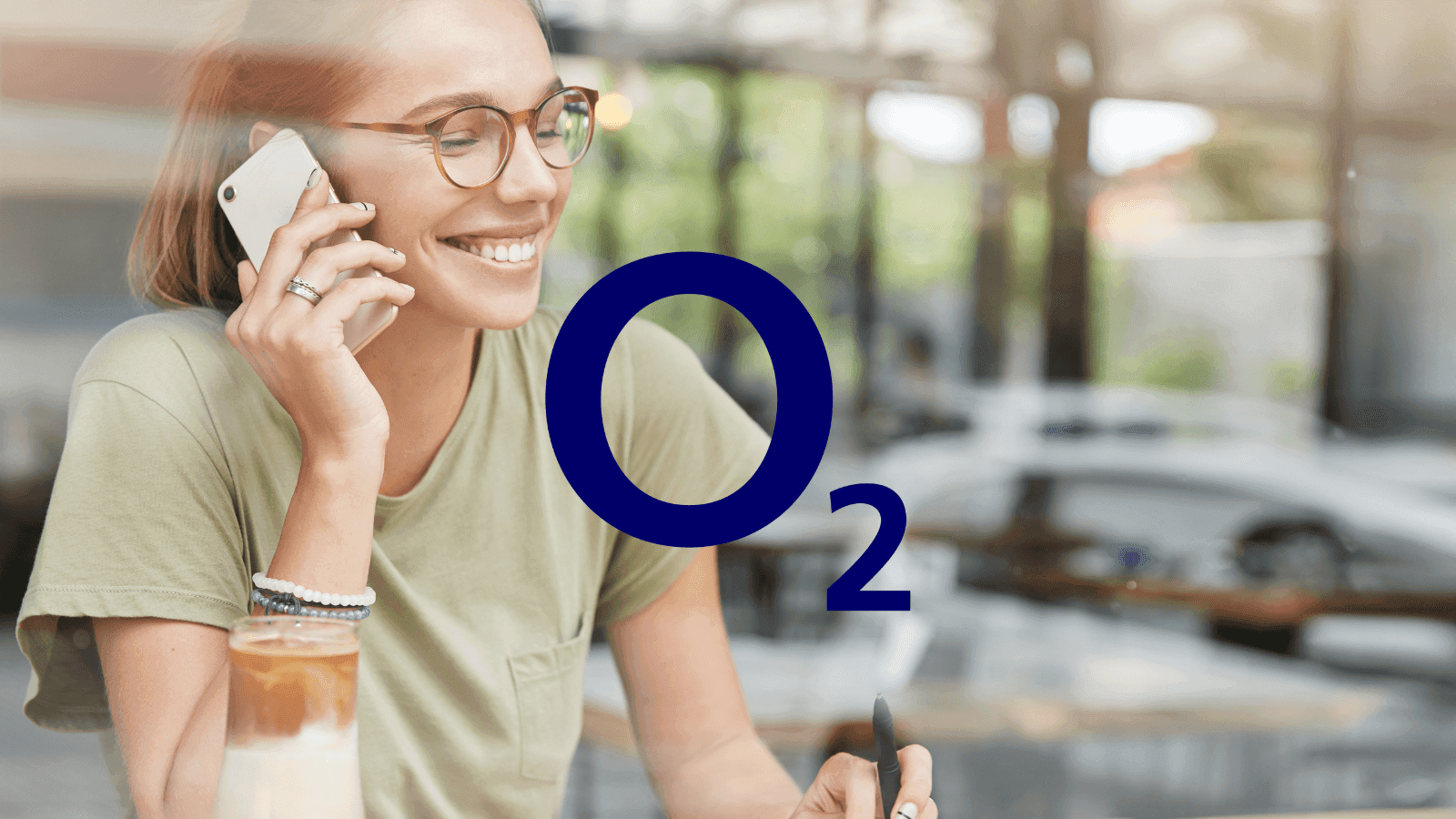 Infografía oficial de O2 mostrando los principales canales de contacto: teléfono 1551, el perfil de Twitter @O2ES, el acceso a WhatsApp a través de la app Mi O2 y el correo electrónico