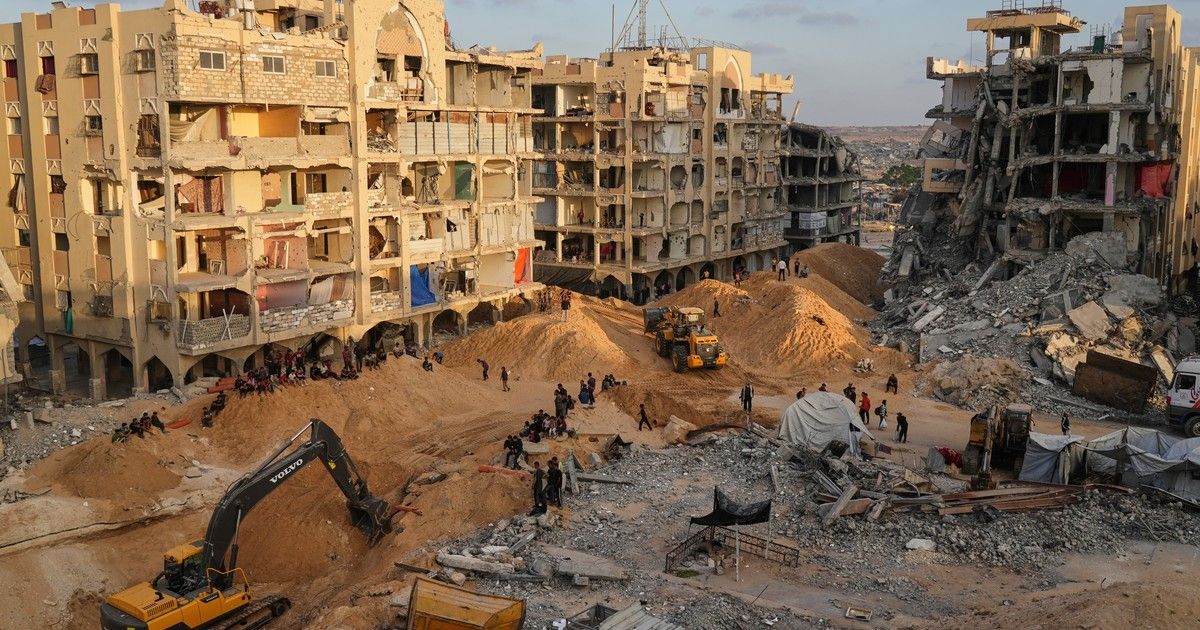 Miembros de Hamas colaboran con la Cruz Roja para localizar los 13 cuerpos de rehenes israelíes que aún quedan en Gaza