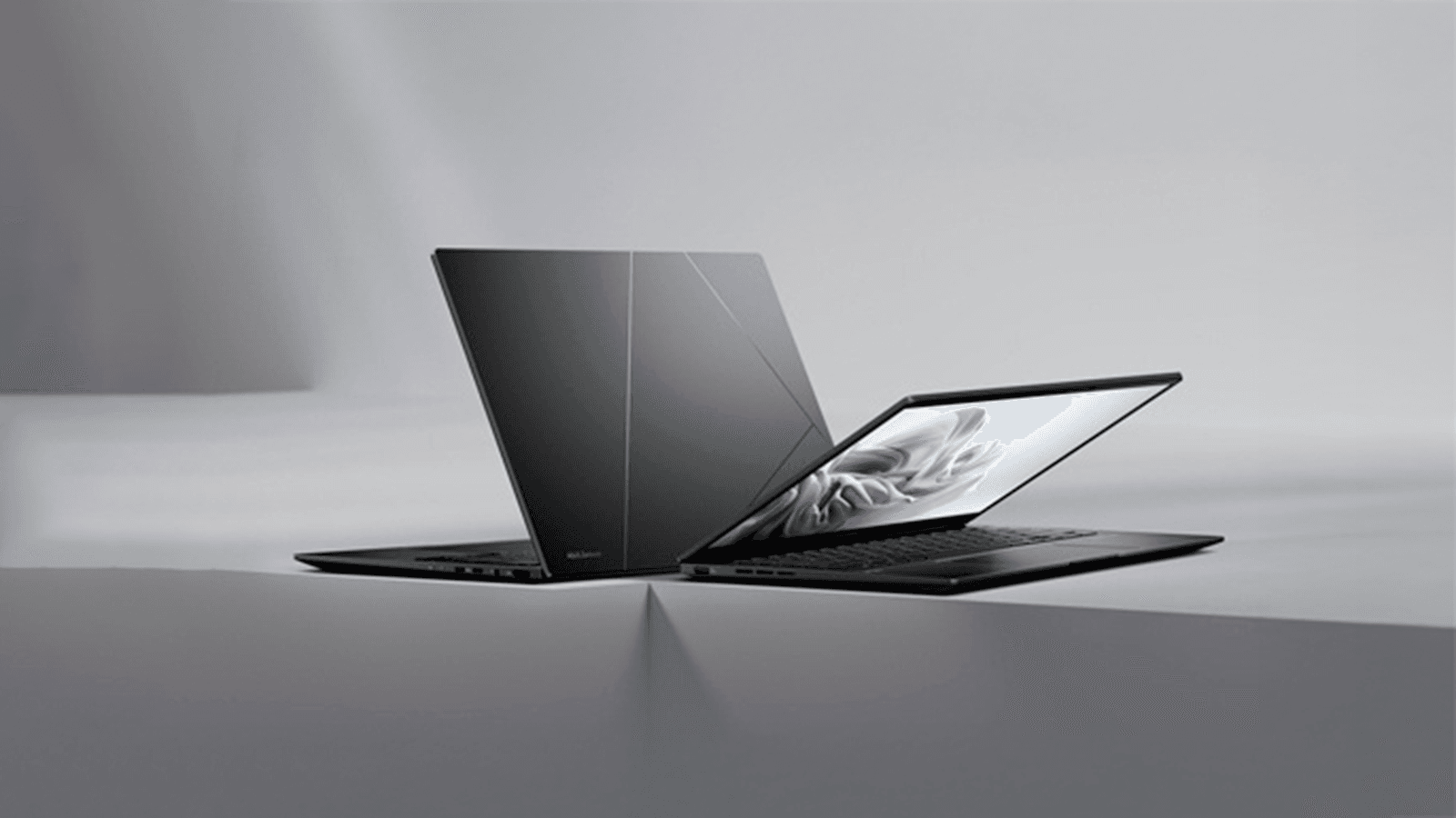 Vista superior del ASUS Zenbook 14 OLED abierto, mostrando el teclado completo, el touchpad y la pantalla con colores vibrantes