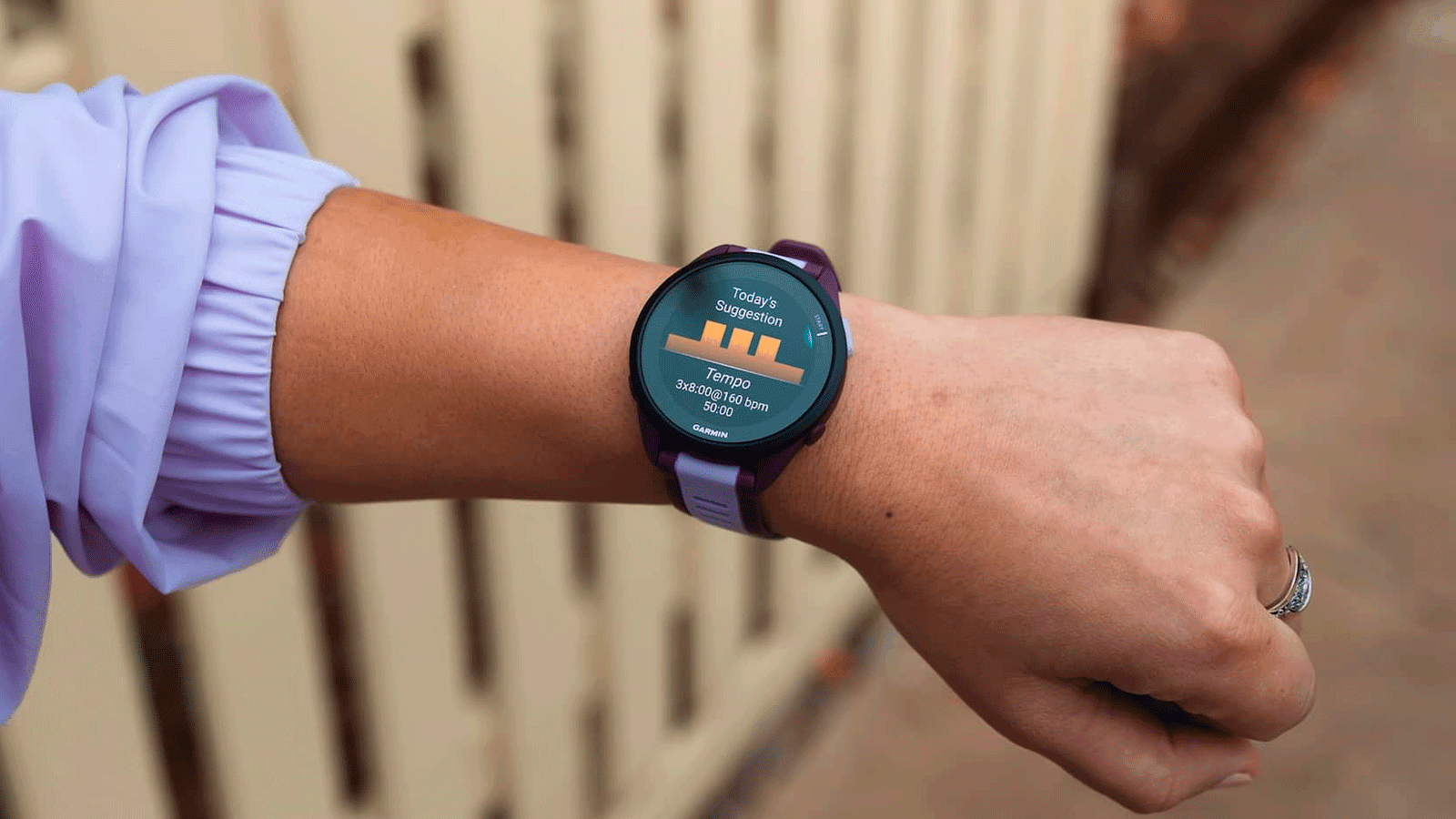 Reloj deportivo Garmin Forerunner 165 en color turquesa, mostrando su brillante pantalla AMOLED a color con métricas de carrera y su correa de silicon