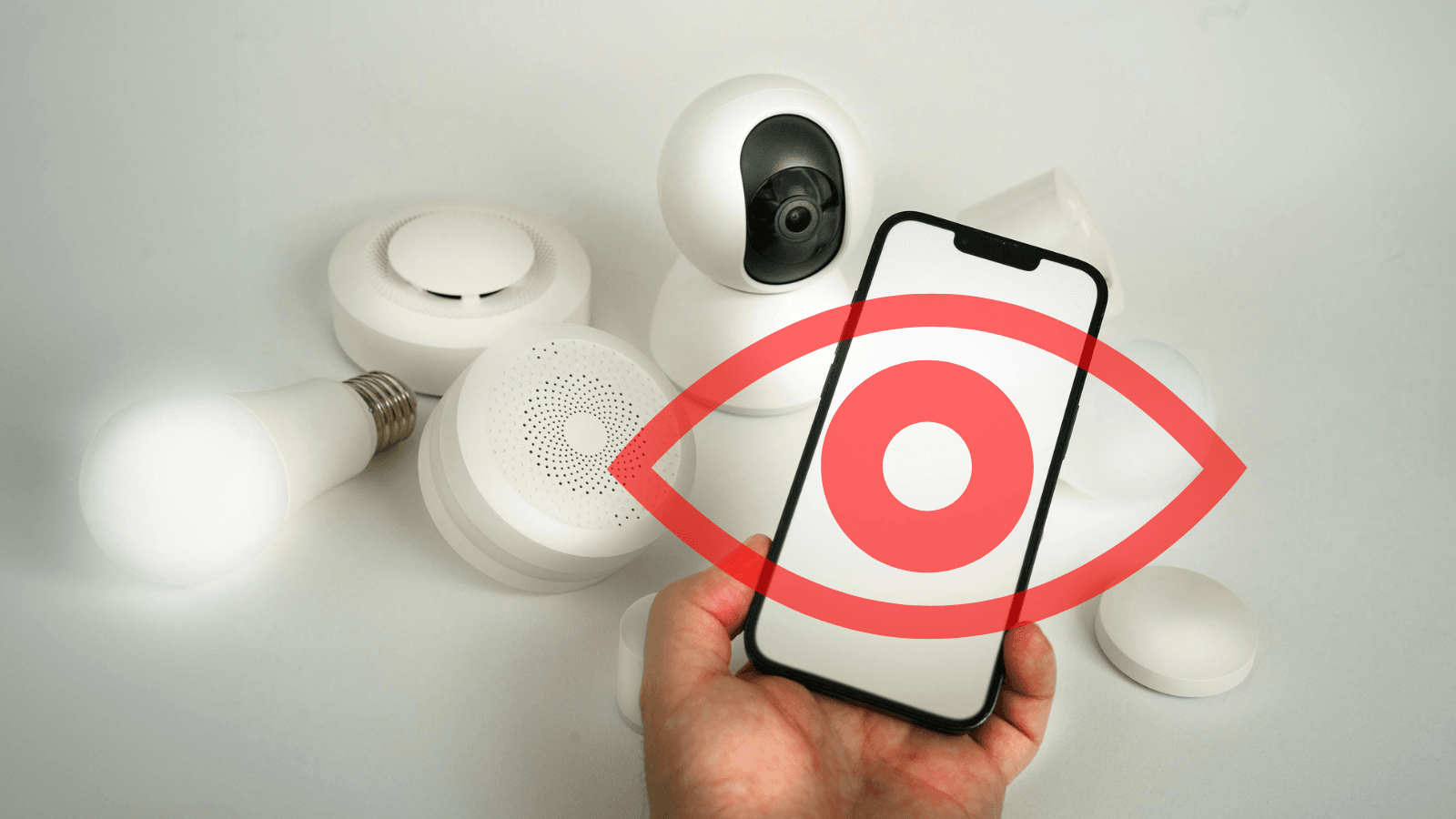 imagen de alguien sujetando un móvil con icono de un ojo y cámaras y alarmas de fondo