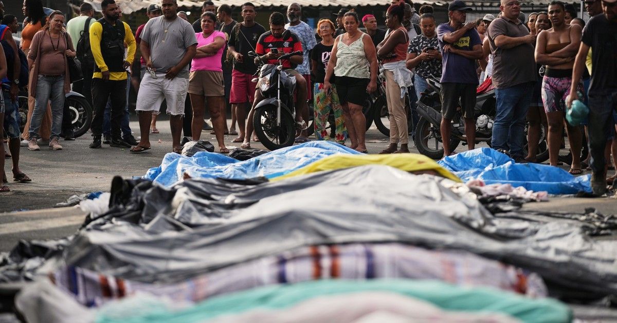 Río de Janeiro: hallan más de 50 cadáveres en las favelas y los vecinos los acumulan en las calles