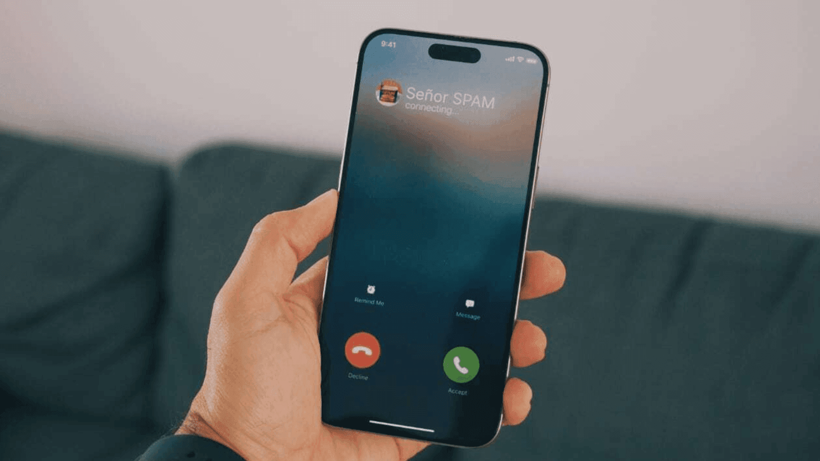 Menú de ajustes de Teléfono en un iPhone con iOS 17, mostrando el interruptor de la opción Silenciar números desconocidos activado en color verde