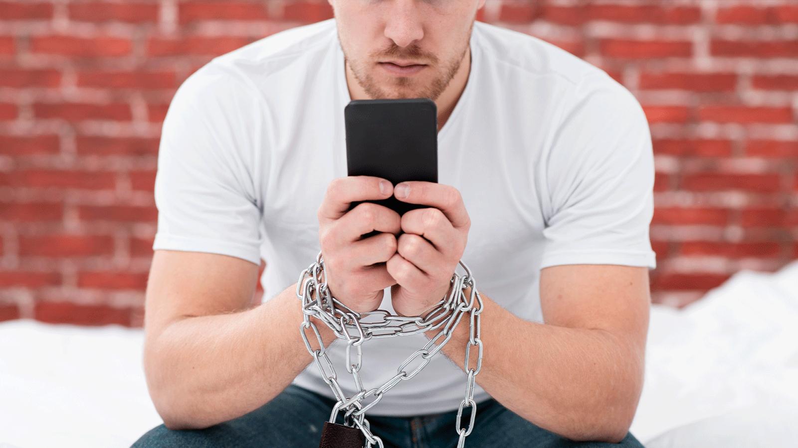 Indicador de privacidad de punto verde en la esquina superior de un smartphone, alertando al usuario de que el micrófono está siendo utilizado activamente por una aplicación